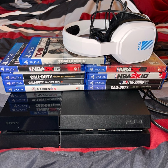 Playstation 4 with Astro 10 Headset + 9 Games - Picture 2 of 7